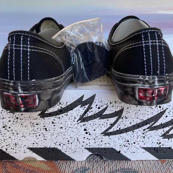 Vans WMNS 0g Authentic L
Stressed Black/White
VN0A5FBDBA2
Sneakers - Picture 14 of 16